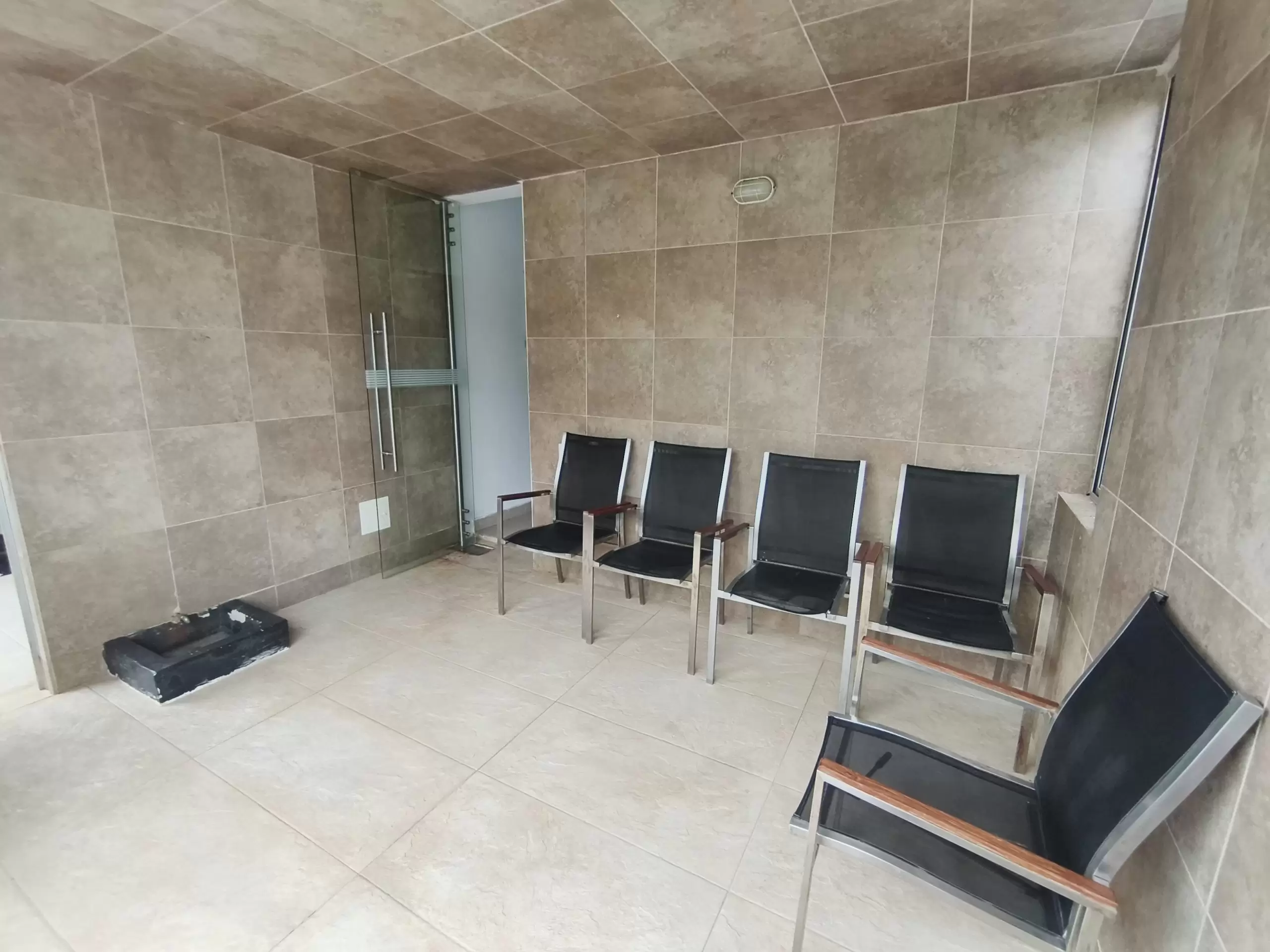 Área de turco del condominio campestre, equipada con sillas y revestida en cerámica.